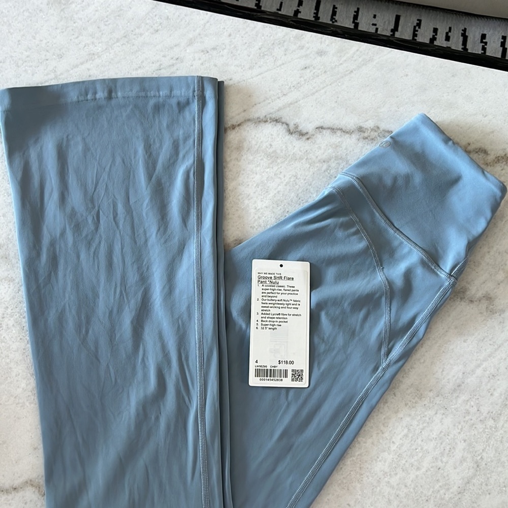 Lululemon Groove SHR Flare Pant *Nulu in Chambray
Size 4